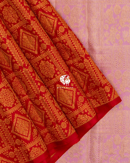 Close view of the borderless red edge of the zari brocade pleats against the baby pink Mayil (peacock) zari pallu