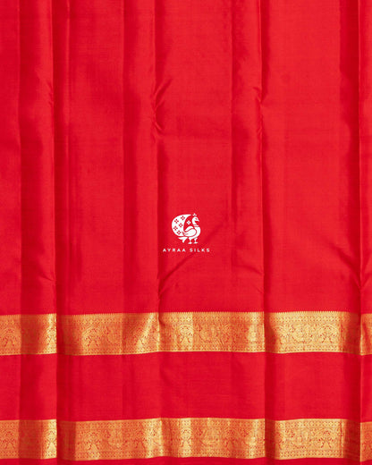 Close view of the running blouse in plain red pure Kanchipuram silk with a gold zari border