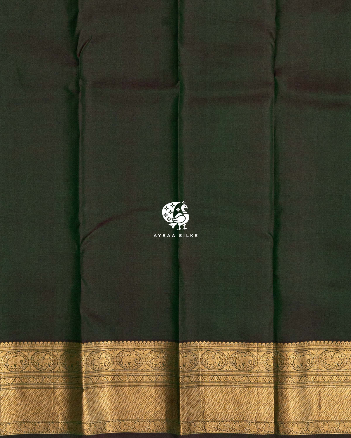 Close view of the running blouse in bottle green pure Kanchipuram silk with a gold zari Yanai Mayil border